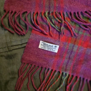 Bufanda de lana de cordero John Hanly, Irlanda - púrpura fucsia, verde y rojo 9,75" x 72" - Imagen 1 de 8