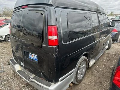 El nudillo de dirección delantero izquierdo usado se adapta a: camioneta Chevrolet Express 3500 2003 delantera izquierda Foto 1 de 4