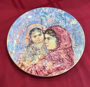 Collectors International by Royal Doulton 1977 "Lucia & Child" 5th of a Series - Picture 1 of 14