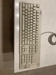 Vintage IBM KB-7993 white PS/2 keyboard plus 7 extra buttons, 6 vol. controls - Picture 1 of 6