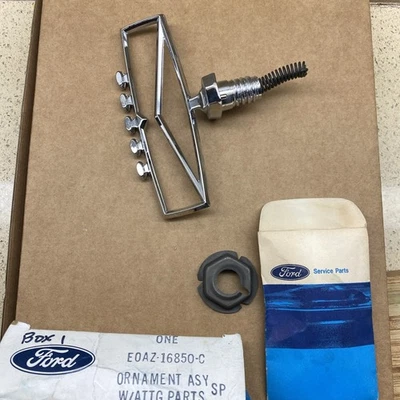 Nuevo de Lote Antiguo 1980-1987 Ford Crown Vic Country Squire capó delantero adorno emblema NUEVO Foto 1 de 4