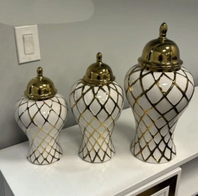 Elegante jarrón dorado y blanco: una obra maestra atemporal conjunto de 3 multicolores Foto 1 de 3