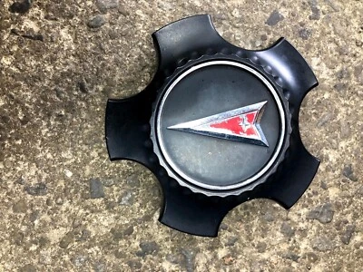 ONE 2008-2009 Pontiac G8 GT OEM tapa central negra con logotipo rojo 92203235 FC2 Foto 1 de 3