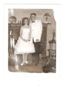 Foto de colección adolescente escuela secundaria graduación pareja años 60 arte encontrado DST95 - Imagen 1 de 1