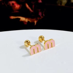 Delicados aretes rosa letra M con dije de acero inoxidable - Imagen 1 de 5