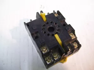NEW OMRON P2CF-11 11PIN OCTAL TYPE DIN RAIL RELAY PLUG IN SOCKET 10A 250V P2370 - Foto 1 di 2