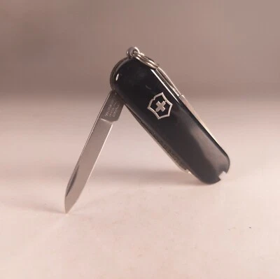 Requintado canivete suíço Victorinox 58mm clássico SD preto com bainha - Imagem 1 de 4