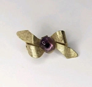 Vintage Brosche goldfarbene Schleife gebürstetes Metall poliert lila Glas oder Stein - Bild 1 von 3