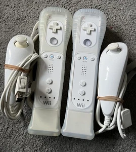 2 X Official Nintendo Wii Motion Controllers Remotes - White -Nunchuck & Sleeves - Picture 1 of 3