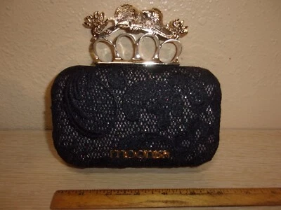 MOONISA SMALL BLACK  CLUTCH MYSTIC SHADOW FISH HANDLE ACCENT AND CHAIN STRAP - Imagem 1 de 4