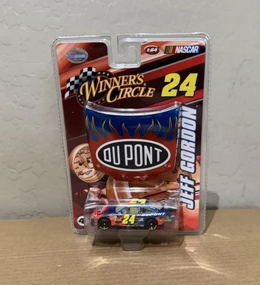 Coche Jeff Gordon Dupont 2008 escala 1:64 con capó WC Winners Circle Foto 1 de 2