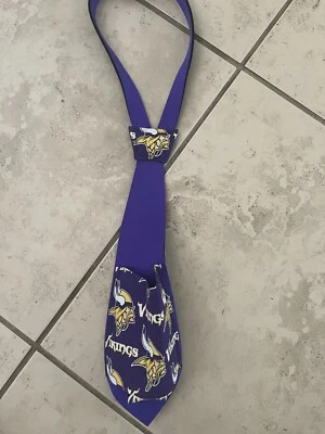 Corbata de los Minnesota Vikings soporte para lata de cerveza púrpura para hombre. Trabajo NFL Foto 1 de 4