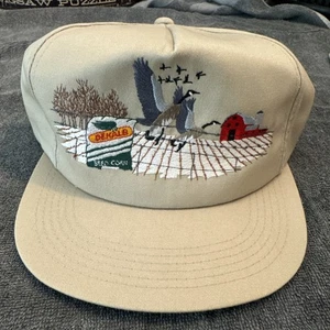 Vintage Dekalb Samen Druckknopflasche Mütze Bauer bestickt Gänse Bauernhof Szene USA hellbraun neu - Bild 1 von 8