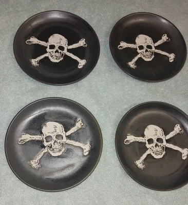Platos de aperitivo grabados de gres negro mate calavera de 6". Umbral. 4 Nuevos.  Foto 1 de 4