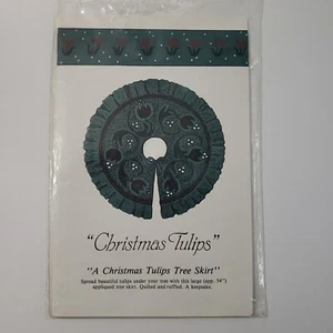 Ein Weihnachten Tulpen Baum Rock Hand Steppmuster von St. Nichols Designs - Bild 1 von 3