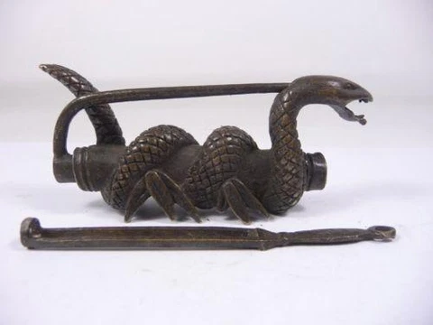 CHINESE VINTAGE HAND WORK COPPER SNAKE SHAPED LOCK AND KEY Cover