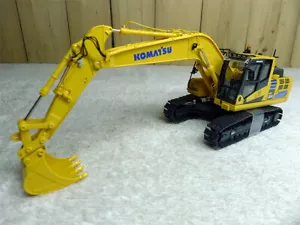 KOMATSU HB205-3 Hybrid Excavator 1/50 Construction Vehicle Universal Hobbies  - Picture 1 of 7