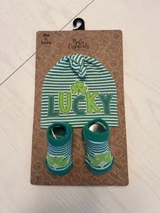 Nuevo con etiquetas Baby Essentials 0-6M Sombrero y Calcetines Set St. Patricks Día 0-6M Tréboles de la Suerte - Imagen 1 de 6