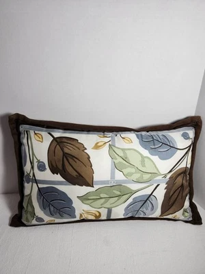 ALMOHADA MARRÓN GAMUZA Y SEDA CON FOLLAJE EN LA PARTE DELANTERA 9X16 Foto 1 de 2