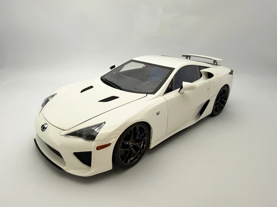 Lexus LFA White + Blue Interior 1:18 Well 100769 Diecast (Not AutoArt Composite) - Immagine 1 di 4