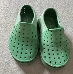 Native x Crayola grüne Slipper Kleinkind Größe C 7 leicht Wasserspiel - Bild 1 von 7