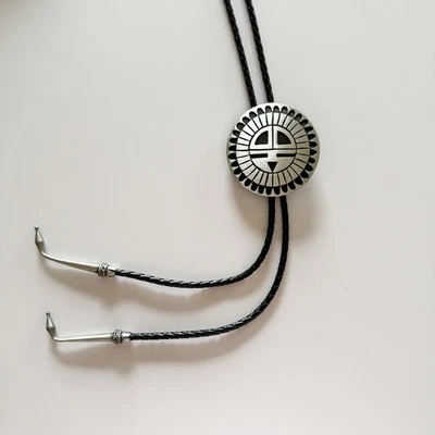 Corbata vintage Southwestern Bolo Sunburst Concho tono plata cordón de cuero Foto 1 de 4