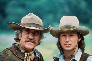 Bruce Boxleitner 8x10 Photo 82025-16 James Arness - Picture 1 of 1
