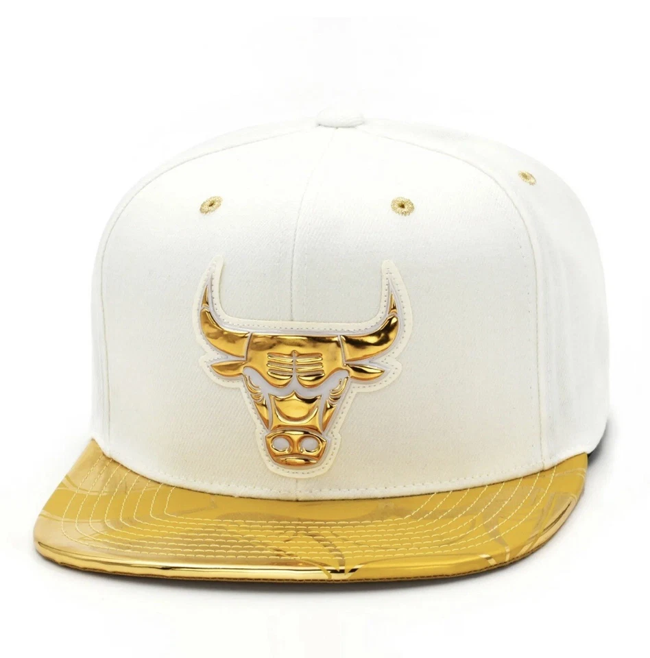 Mitchell & Ness 芝加哥公牛队平沿帽白色/金色漆皮最后 1✅ — 第 1/1 张图片