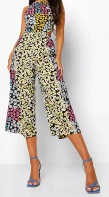 Macacão cropped floral gola redonda  - Imagem 1 de 4