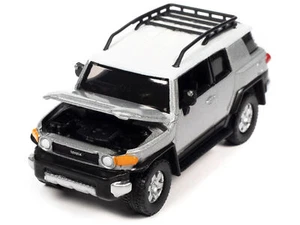 Johnny Lightning JLCG030-JLSP278A 2007 Toyota FJ Cruiser Titanium 1/64 Diecast - Picture 1 of 1