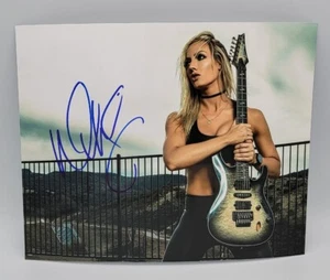 NITA STRAUSS GUITARRA ROCK ESTRELLA ALICE COOPER MÚSICA FIRMADA 8X10 FOTO PRUEBA CERTIFICADO DE AUTENTICIDAD - Imagen 1 de 4