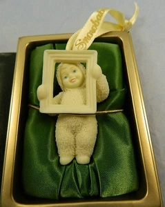 De colección Dept.56 Snowbabies "Bonito como una imagen" Adorno de Navidad 2000 Retirado - Imagen 1 de 10
