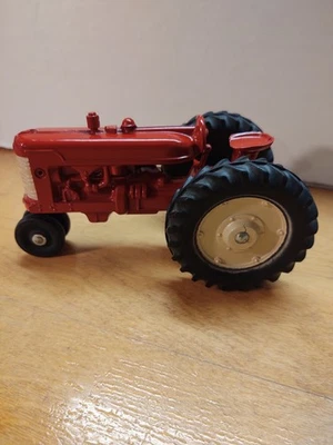 Tractor Farmall diecast vintage sin marca Foto 1 de 4