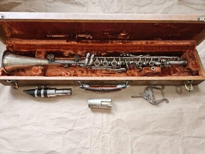 Clarinete metálico Holton en estuche colegial.  USA, muy buen estado Foto 1 de 4