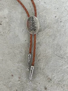 Corbata Bolo de Árbol Grabada - Bosque de Pino Luna Regalos para Él - Vaquero de Cuero Bola N - Imagen 1 de 4