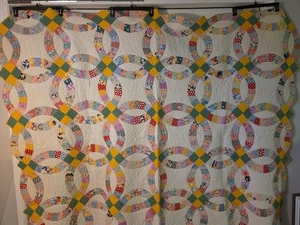 Patchwork Quilt Double Wedding Band Scalloped Yellow Boarder approx. 82" × 69" - Picture 1 of 20