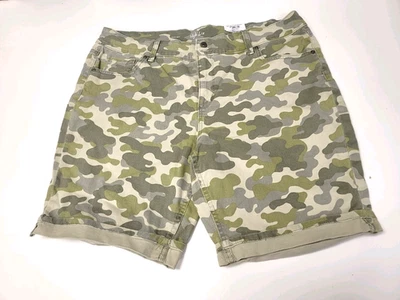 Bermudas para mujer Style & Co. tiro medio camuflaje verde militar talla 18 Foto 1 de 4