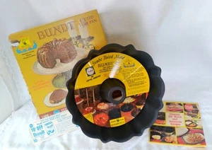 De colección Nordic Ware Bundt Sartén Tubo Acanalado Molde para Hornear Pastel Oro Receta Libro Caja - Imagen 1 de 19