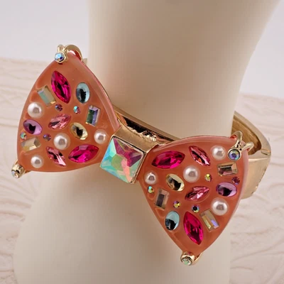 Brazalete Brazalete Betsey Johnson Joyas Rosa Estrás Perla Simulada Arco Bisagra Foto 1 de 4