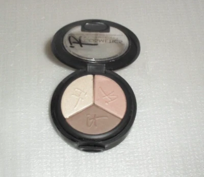 it Cosmetics Anti-Aging Luxe Eyeshadow Trio PRETTY IN SPRING VERY TINY FLAW - Image 1 of 4