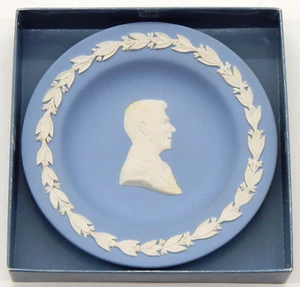 Plato de baratija redondo de jaspe azul Wedgewood RONALD REAGAN DE COLECCIÓN con caja Inglaterra - Imagen 1 de 6