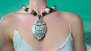 VINTAGE STATEMENT Grobe Halskette Messing/Goldfarben Diamant/Emaille Harz Anhänger - Bild 1 von 12