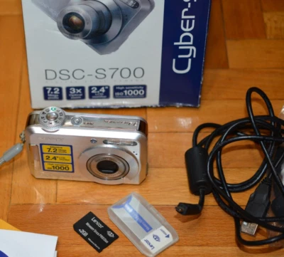 Cámara digital Sony Cyber-shot DSC-S700 plateada zoom óptico 3x tarjeta de memoria de 7,2 MP Foto 1 de 4