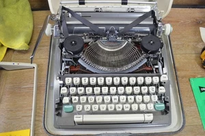 Vintage Olympia SM7 Typewriter with Case, Cream and Brown w/ Green Knobs, 1960s - Picture 1 of 21