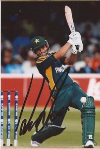 PAKISTÁN * FOTO DE ACCIÓN FIRMADA POR KAMRAN AKMAL 6x4 TWENTY20 + CERTIFICADO DE AUTENTICIDAD  - Imagen 1 de 1