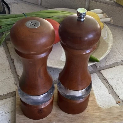 "Salero y pimienta de madera antiguo Thompson de colección 7"" acrílico y acero"  Foto 1 de 4