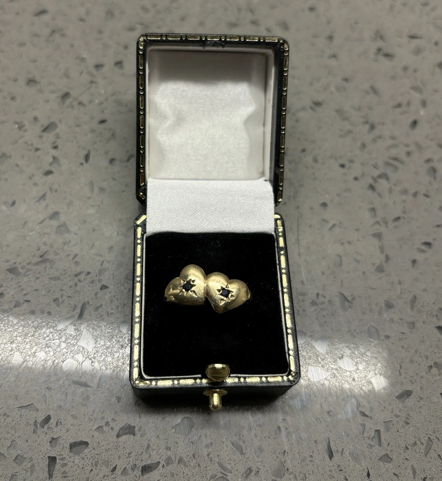 Anillo de compromiso vintage moderno de 9 quilates con doble corazón con zafiros Foto 1 de 4