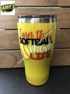 Livin that Softball Mom Life Becher - Glitzerbecher - auf Bestellung - Bild 1 von 1