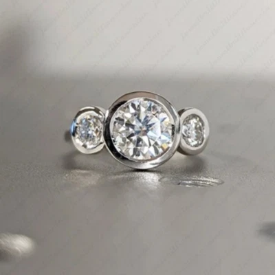 Помолвочное кольцо с тремя камнями с круглым муассанитовым ободком из белого золота 14 карат 3,85 карата - Изображение 1 из 4