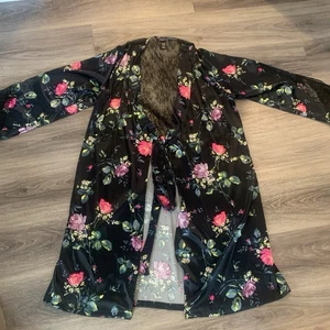 VICTORIAS SECRET M/L LUXE SATIN CHANTILLY LACE BLACK FLORAL ROBE KIMONO LINGERIE - Picture 1 of 7